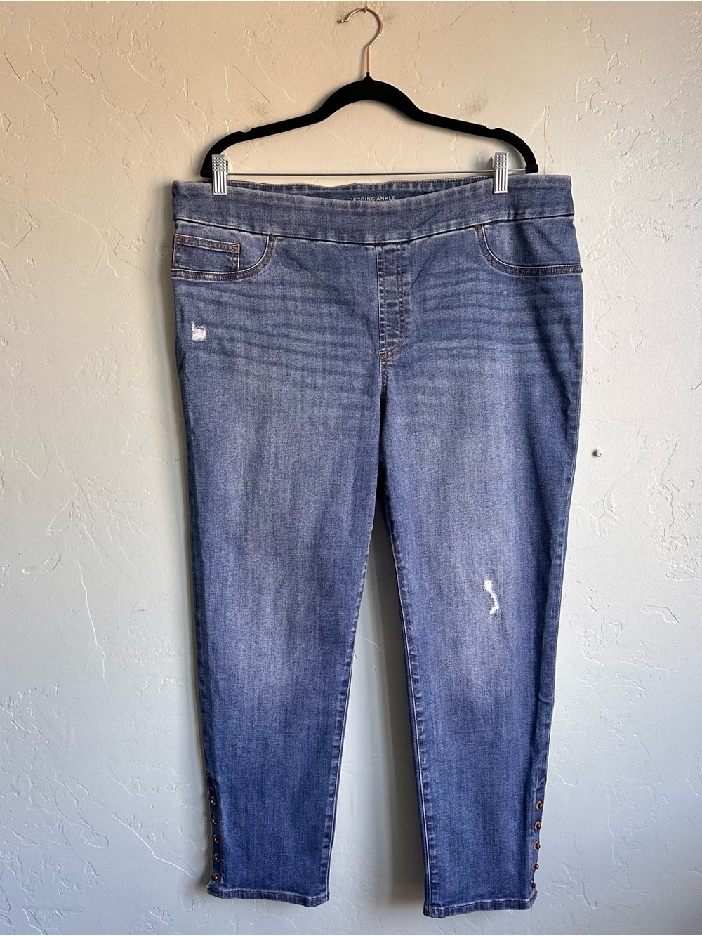 Chico’s Pull On Distressed Stretch Jegging Ankle Jeans Brass Button Hem Size 16